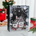 Schwarze Weihnachts-Geschenktüte mit festlichem Haus und Schneeflockendruck für Feste - Weihnachtshaus Stil / Groß (26*10*32cm)