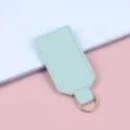 Elegante muntgroene PU-lederen sleutelhanger met wit stiksel en een metalen ring - Bonengroen
