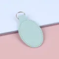 Ovale muntgroene PU-leren sleutelhanger met witte stiksels, creatieve DIY tasbedel cadeau - Bonengroen