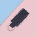 Premium zwarte vierkante PU-lederen sleutelhanger met witte stiksels en een metalen ring - Zwart