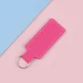 Stijlvolle rechthoekige PU-leren sleutelhanger in felroze met wit stikseldetail - Rozerood