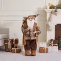 Plüsch-Weihnachtsmann in braunem Karo-Outfit mit Geschenken, dekorative Weihnachtsfigur - 90cm