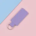 Minimalistischer lila PU-Leder Schlüsselanhänger mit weißen Nähten und Metallring - Lila