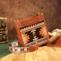 Bolso bandolera bohemio vintage con estampado geométrico y correa en fondo rústico. - Estilo Estampado Retro Occidental (PG5070) / Amarillo