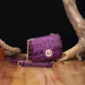 Detalle de la textura de cocodrilo púrpura en bolso bandolera retro de lujo para mujer - Bolso Cuadrado Patrón Cocodrilo (PG872) / Púrpura profundo