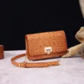 Detalle de bolso bandolera vintage en piel grabada de cocodrilo marrón con cierre dorado - Ocre (PG875)