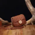Detalle de bolso bandolera vintage marrón con relieve de cocodrilo y cadena dorada. - Bolso Cuadrado Patrón Cocodrilo (PG872) / Chocolate