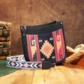 Detalle de bolso bandolera boho vintage con estampado western y correa ancha - Estilo Estampado Retro Occidental (PG5070) / Azul zafiro