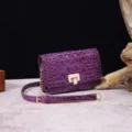 Vista detallada de un elegante bolso retro morado con textura de piel de cocodrilo - Púrpura Oscuro (PG875)
