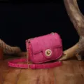 Vista detallada de bolso bandolera rosa con patrón de cocodrilo y herrajes dorados - Bolso Cuadrado Patrón Cocodrilo (PG872) / Rosa rojo
