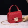 Vista detallada de un mini bolso rojo con estampado de cocodrilo y cadena dorada elegante - Rojo Rosa (PG877 Rojo Rosa)