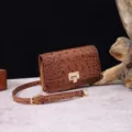 Detalle de bolso bandolera vintage marrón con elegante textura de cocodrilo en relieve. - Chocolate (PG875)