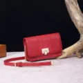 Vista detallada de un bolso retro rojo con textura de cocodrilo y cadena dorada - Rojo Profundo (PG875)