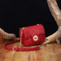 Detalle de bolso rojo con estampado de cocodrilo y herrajes dorados elegantes - Bolso Cuadrado Patrón Cocodrilo (PG872) / Rosa rojo
