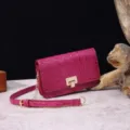 Bolso bandolera fucsia con grabado de cocodrilo, cierre dorado y correa de cadena - Color Fruta del Dragón (PG875)