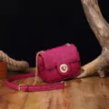 Primer plano de un bolso fucsia vintage con textura de cocodrilo y detalles dorados. - Bolso Cuadrado Patrón Cocodrilo (PG872) / Fruta del Dragón