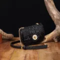 Bolso bandolera retro de cuero negro con relieve de cocodrilo y una cadena dorada - Bolso Cuadrado Patrón Cocodrilo (PG872) / Negro
