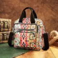 Vista detallada de la mochila con diseño azteca y prácticos bolsillos con cremallera. - Patrón Azteca 5 (PG5078)