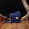 Detalle de bolso bandolera vintage azul con relieve de cocodrilo y herrajes dorados - Bolso Cuadrado Patrón Cocodrilo (PG872) / Azul marino
