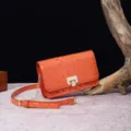 Bolso bandolera naranja con grabado de cocodrilo, cadena dorada y cierre vintage. - Naranja (PG875)
