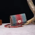 Detalle de bolso bandolera vintage de cuero con diseño de cocodrilo rojo y azul - Rojo Azufaifa y Marrón (PG875 15#)