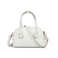 Vista frontal detallada de un mini bolso Boston de cuero granulado blanco con asas - Blanco