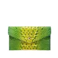 Detalle de una cartera de mano con grabado de cocodrilo y degradado verde y amarillo. - Estilo Sobre de Cocodrilo (PG-5151) / Verde Esmeralda Degradado