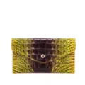 Detalle del bolso de mano vintage para mujer con textura de cocodrilo y botón dorado - Estilo Sobre de Cocodrilo (PG-5151) / Marrón Pez Dorado Degradado