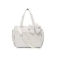 Dettaglio di una borsa a tracolla trapuntata beige con un grande fiocco decorato. - Quilted Style / Bianco
