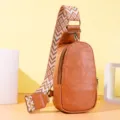Primer plano de bolso bandolera de cuero sintético marrón con correa de estilo bohemio. - Marrón