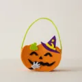 Süße Halloween Filztasche für Kinder in Kürbisform mit dekorativem lila Hexenhut - Grünes Blatt Kürbis Stil / Orange