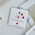 Vista detallada de tarjeta de felicitación cuadrada de 100mm con corazón giratorio y hueco - Corazón