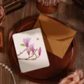 Tarjeta de felicitación vintage con ilustración de magnolia y sobre de papel kraft - Magnolia Púrpura (2026071702) / Con Sobre y Bolsa OPP