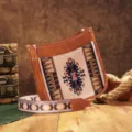 Detalle de bolso bandolera boho con estampados étnicos y cuero sintético texturizado - Estilo 18 (PG5070)