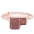 Vista detallada de la riñonera vintage rosa con relieve floral adornado y tachuelas. - Estilo Relieve Floral / Rosa