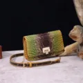 Vista detallada del bolso bandolera de lujo de piel con grabado de cocodrilo verde y vintage - Marrón y Color Pez Dorado (PG875 14#)