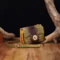 Detalle de primer plano de bolso bandolera retro para mujer con textura de cocodrilo - Bolso Cuadrado Patrón Cocodrilo (PG872) / Marrón y Naranja Pez Dorado