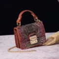 Primer plano de bolso vintage con relieve de cocodrilo y correa de cadena dorada - 9# Degradado Marrón y Púrpura (PG877 9# Marrón y Púrpura)