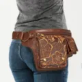 Vista detallada de riñonera vintage de cuero marrón con relieve floral en el modelo - Paisley Embossed Style / Marrón Rojo