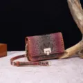 Vista detallada de un bolso bandolera vintage con relieve de cocodrilo y herrajes de oro - Marrón y Púrpura (PG875 9#)