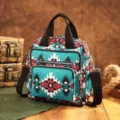Detalle de mochila bohemia con patrón azteca y múltiples bolsillos en tela verde - Patrón Azteca 2 (PG5078)