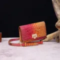 Vista detallada del bolso bandolera vintage con patrón de cocodrilo fucsia degradado - Rosa y Marrón Colorido (PG875 4#)