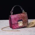 Primer plano de bolso vintage con relieve de cocodrilo multicolor y cierre dorado - 2# Degradado Rosa y Azul (PG877 2# Rosa y Azul Agotado)