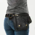Riñonera vintage de cuero negro grabado con estilo motero y cinturón ajustable - Paisley Embossed Style / Negro