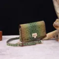 Primer plano de bolso bandolera verde con relieve de cocodrilo y cierre a presión dorado - Verde y Marrón Colorido (PG875 3#)