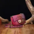 Detalle de bolso vintage con motivo de cocodrilo degradado y cierre dorado - Bolso Cuadrado Patrón Cocodrilo (PG872) / Rosa Deslumbrante y Azul