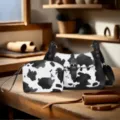 Vista detallada del conjunto de bolso de hombro y muñequera con estampado de vaca. - Juego de 2 Bolsos (PG5153) / Negro