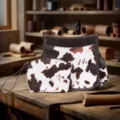 Conjunto de bolsos vintage con estampado de vaca, bandolera y clutch en un taller - Juego de Bolso Cuadrado (PG-5070-1) / Café