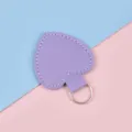 Lila herzförmiger Leder-Schlüsselanhänger mit weißen Nähten und Silberring - Lila