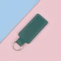 Minimalistischer rechteckiger grüner PU-Leder-Schlüsselanhänger mit silbernem Schlüsselring - Dunkelgrün